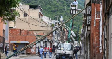 Fuerza trabajadora de Corpoelec atiende contingencia eléctrica en La Guaira