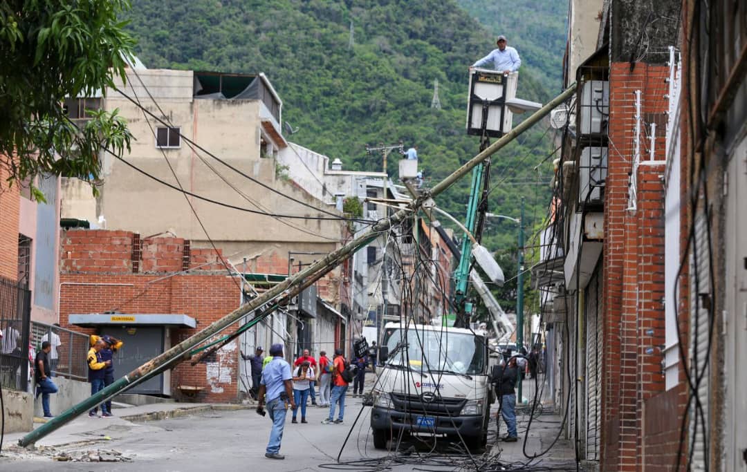 Fuerza trabajadora de Corpoelec atiende contingencia eléctrica en La Guaira