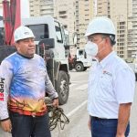 Ministro Alcalá supervisa instalación de luminarias y brinda atención a familias afectadas de La Guaira