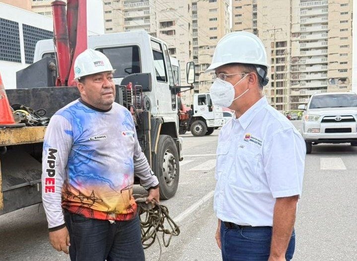 Ministro Alcalá supervisa instalación de luminarias y brinda atención a familias afectadas de La Guaira