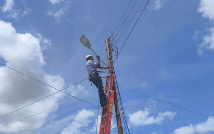 MPPEE instala luminarias solares en zonas de alto riesgo donde continúan labores de rescate