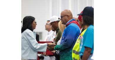 Condecoran a trabajadores del sector eléctrico por su heroica labor tras el doble sismo del 24-J Condecoran a trabajadores del sector eléctrico por su heroica labor tras el doble sismo del 24-J