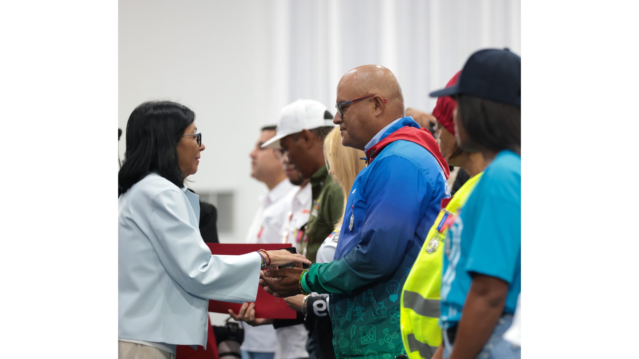 Condecoran a trabajadores del sector eléctrico por su heroica labor tras el doble sismo del 24-J